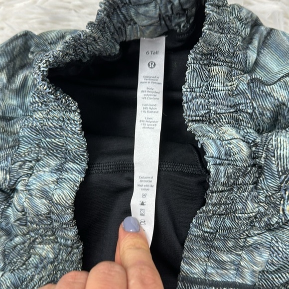 Lululemon Hotty Hot Low Rise Short 4" Dimensional Icing Blue Multi / Black - Picture 3 of 6
